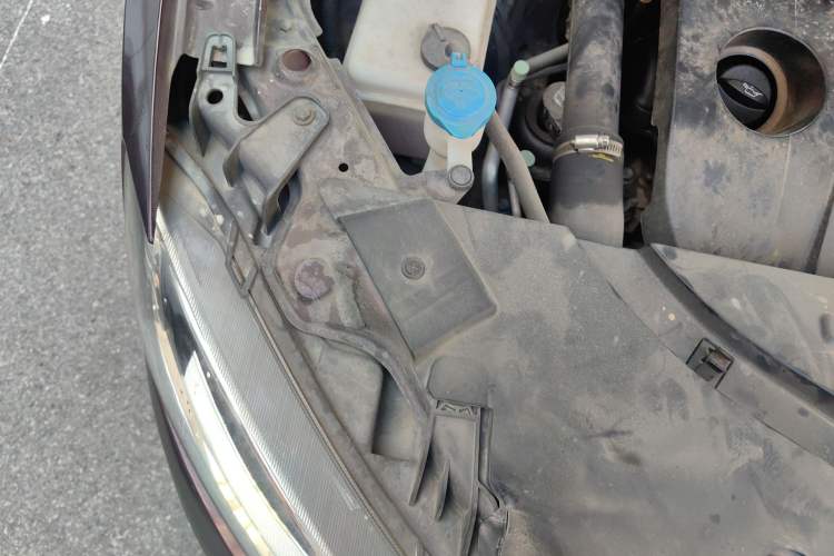 Used Zotye SR7 2016 1.5T Manual Cube Heart Edition China IV Standard Engine Bay Right