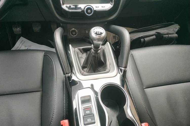Used Zotye SR7 2016 1.5T Manual Cube Heart Edition China V Standard Gear Lever