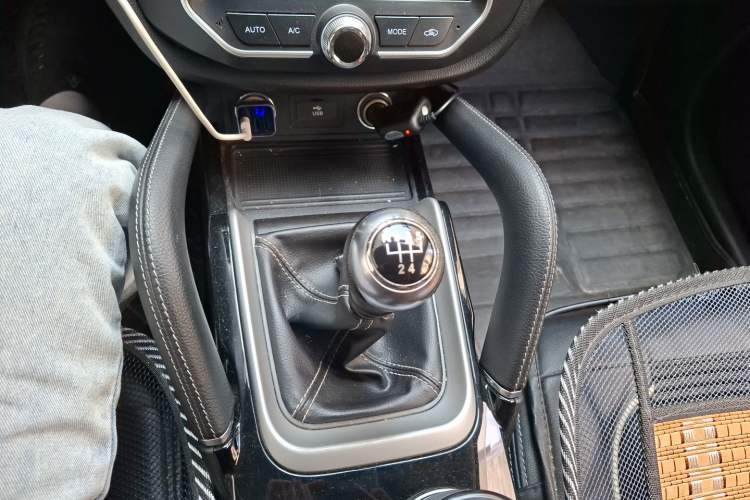 Used Zotye SR7 2016 1.5T Manual Cube Road Edition China V Standard Gear Lever