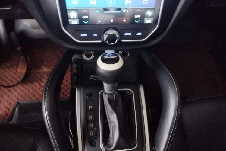 Used Zotye SR7 2016 1.5T CVT Cube Heart Edition China V Standard Gear Lever