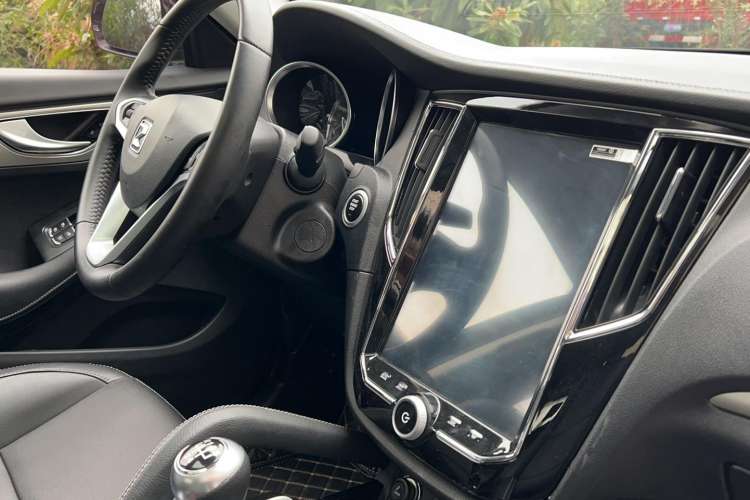 Used Zotye SR7 2016 1.5T Manual Cube Heart Edition China IV Standard Interior 4