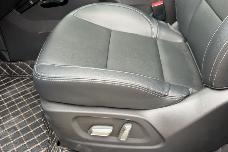 Used Zotye SR7 2016 1.5T Manual Cube Heart Edition China IV Standard Interior 6