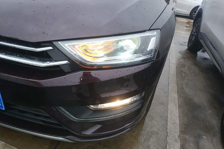 Used Zotye SR7 2016 1.5T Manual Cube Heart Edition China V Standard Left Front Headlight