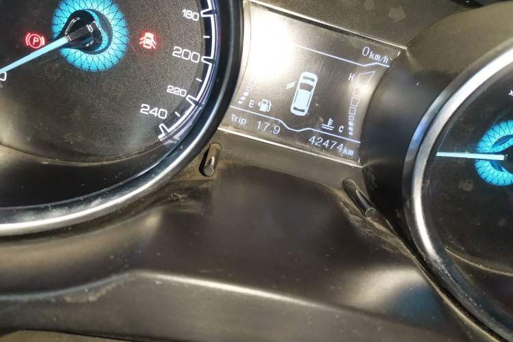 Used Zotye SR7 2016 1.5T Manual Cube Road Edition China V Standard Odometer Close Up