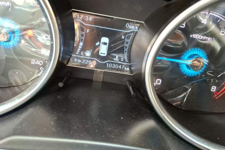 Used Zotye SR7 2016 1.5T Manual Cube Road Edition China V Standard Odometer Close Up