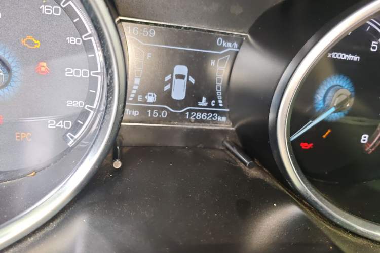 Used Zotye SR7 2016 1.5T Manual Cube Road Edition China V Standard Odometer Close Up