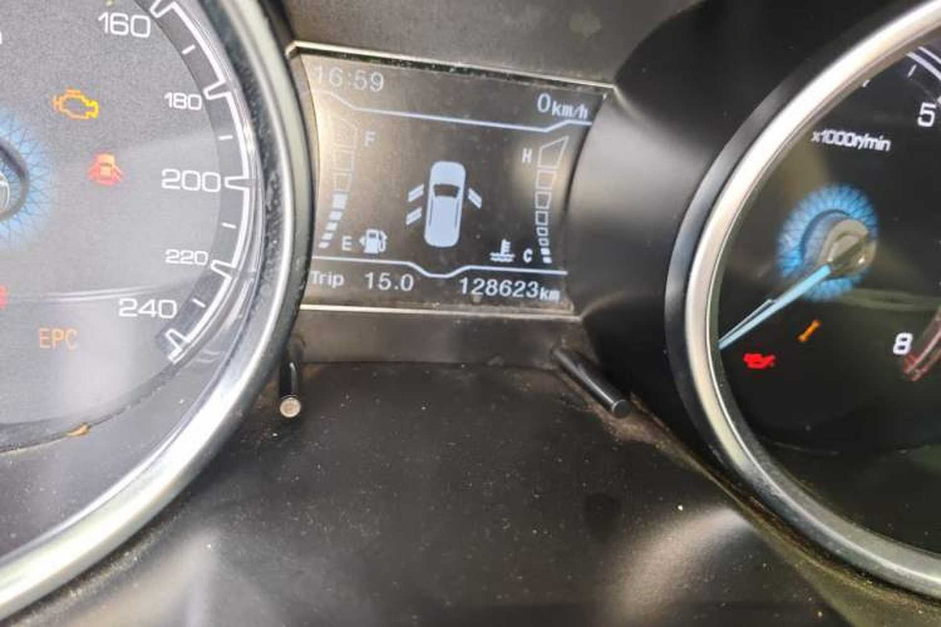 Used Zotye SR7 2016 1.5T Manual Cube Road Edition China V Standard Odometer Close Up