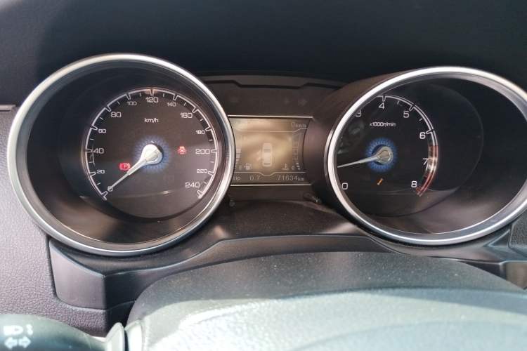 Used Zotye SR7 2016 1.5T Manual Cube Road Edition China V Standard Odometer Close Up