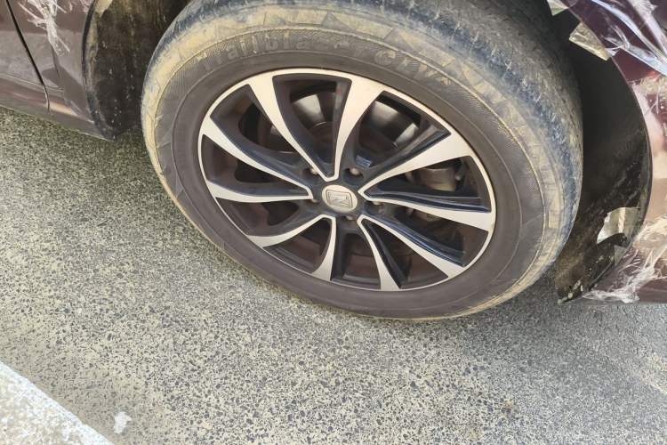 Used Zotye SR7 2016 1.5T Manual Cube Heart Edition China IV Standard Right Front Wheel Hub