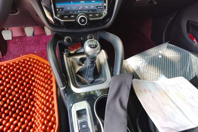 Used Zotye SR7 2016 1.5T Manual Cube Heart Edition China IV Standard Gear Lever