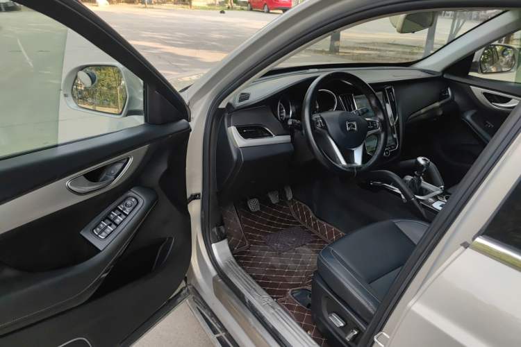 Used Zotye SR7 2016 1.5T Manual Cube Heart Edition China V Standard Driver Seat