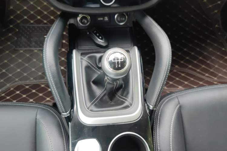 Used Zotye SR7 2016 1.5T Manual Cube Heart Edition China V Standard Gear Lever