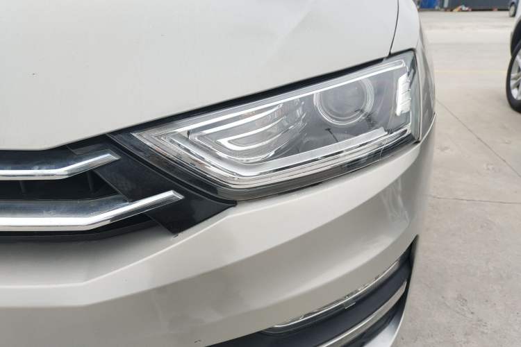 Used Zotye SR7 2016 1.5T Manual Cube Heart Edition China V Standard Left Front Headlight