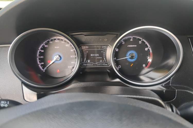 Used Zotye SR7 2016 1.5T Manual Cube Heart Edition China V Standard Odometer Close Up