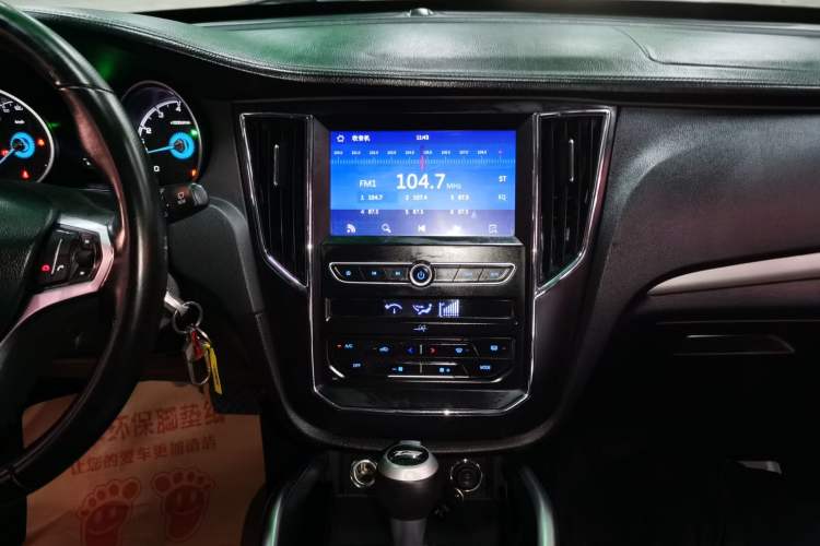 Used Zotye SR7 2016 1.5T CVT Magic Cube Door Edition China V Standard Audio And AC Panel