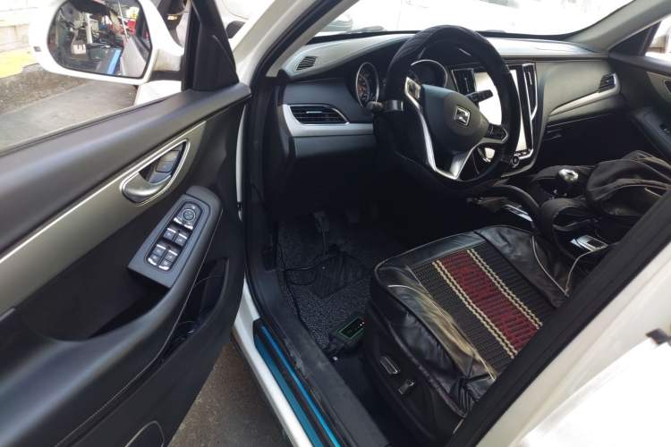 Used Zotye SR7 2016 1.5T Manual Cube Heart Edition China IV Standard Driver Seat