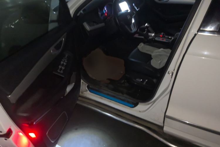 Used Zotye SR7 2016 1.5T Manual Cube Heart Edition China V Standard Driver Seat