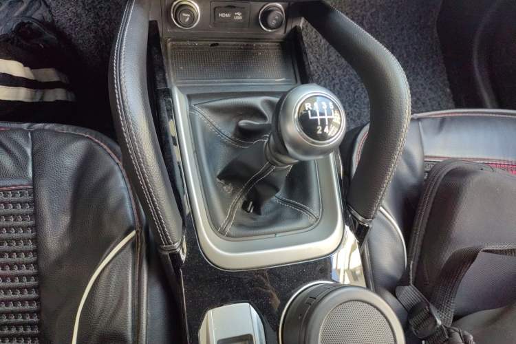 Used Zotye SR7 2016 1.5T Manual Cube Heart Edition China IV Standard Gear Lever