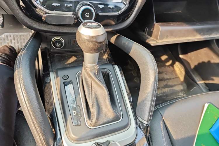 Used Zotye SR7 2016 1.5T CVT Cube Heart Edition China V Standard Gear Lever