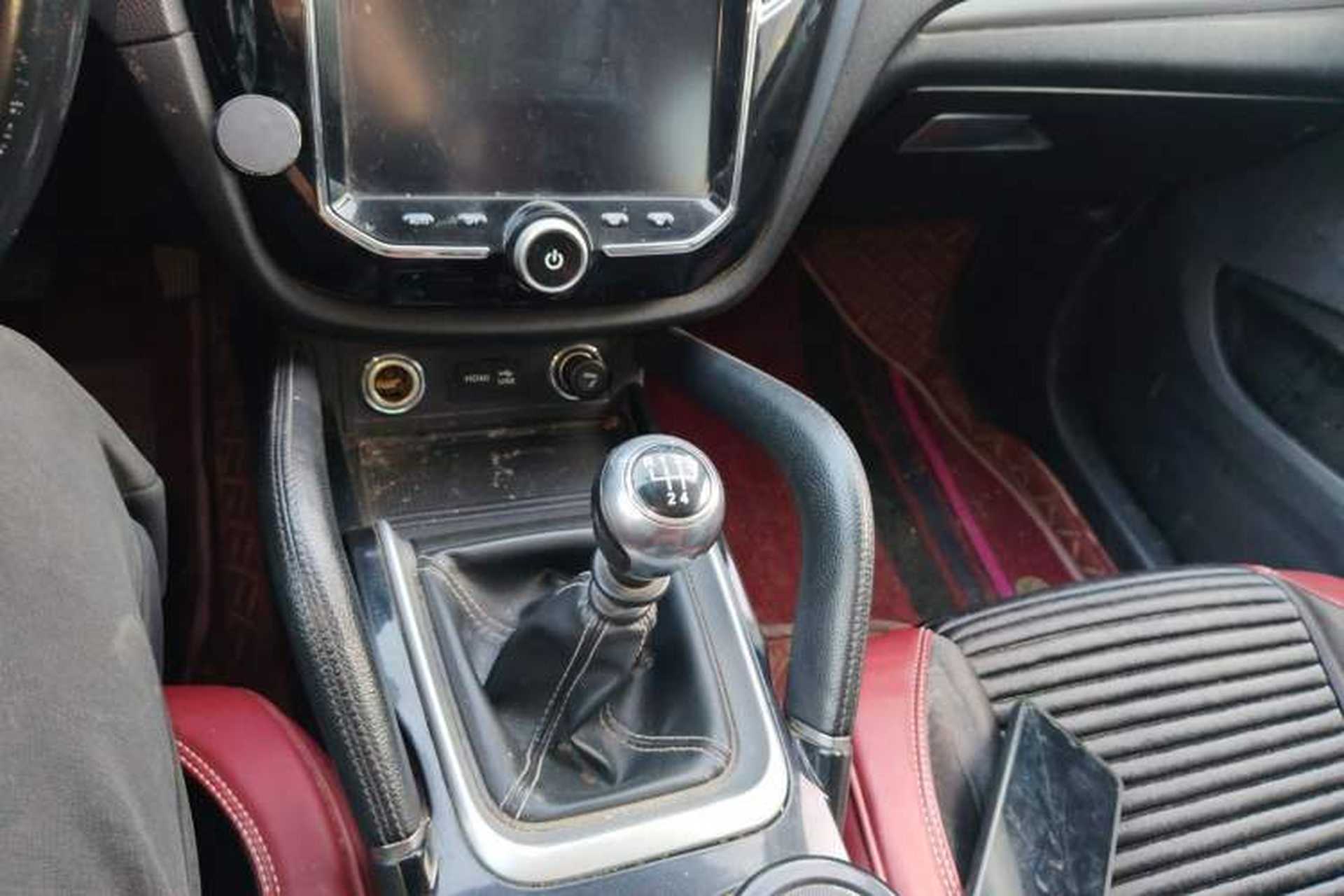 Used Zotye SR7 2016 1.5T Manual Cube Heart Edition China IV Standard Gear Lever