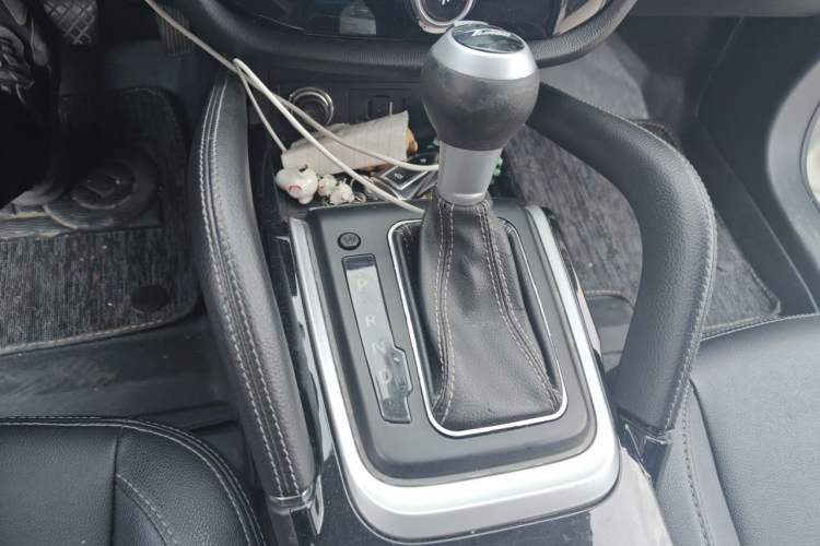 Used Zotye SR7 2016 1.5T CVT Cube Heart Edition China IV Standard Gear Lever