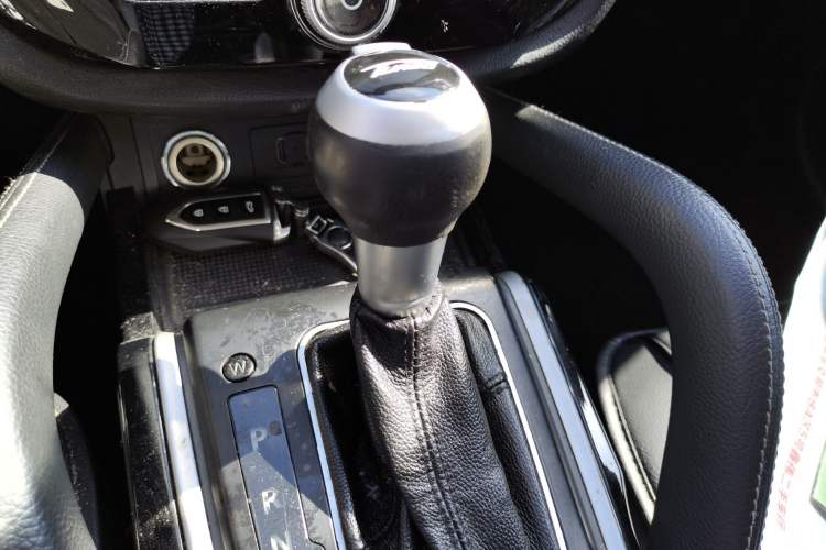 Used Zotye SR7 2016 1.5T CVT Cube Heart Edition China IV Standard Gear Lever
