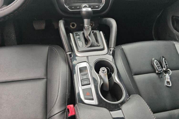 Used Zotye SR7 2016 1.5T CVT Cube Heart Edition China V Standard Gear Lever