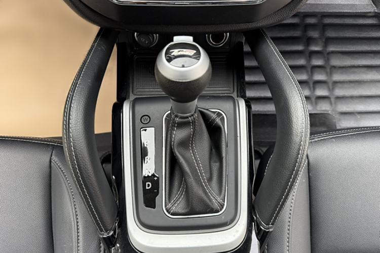 Used Zotye SR7 2016 1.5T CVT Cube Road Edition China V Standard Gear Lever