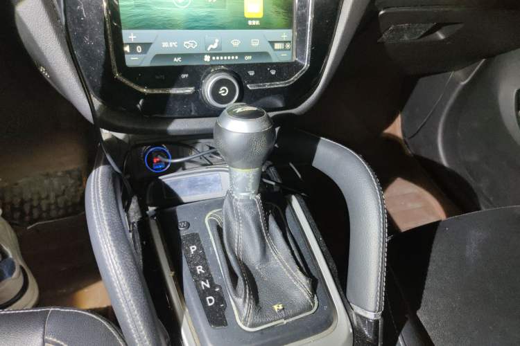 Used Zotye SR7 2016 1.5T CVT Cube Heart Edition China V Standard Gear Lever