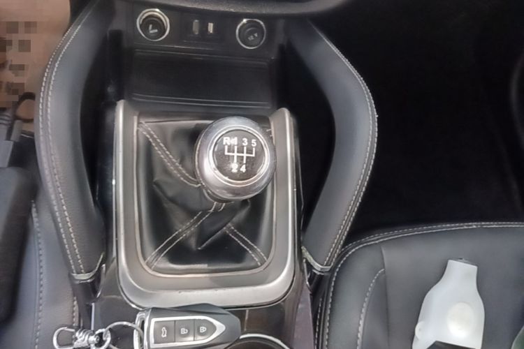 Used Zotye SR7 2016 1.5T Manual Cube Heart Edition China IV Standard Gear Lever
