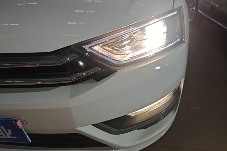 Used Zotye SR7 2016 1.5T Manual Cube Heart Edition China V Standard Left Front Headlight