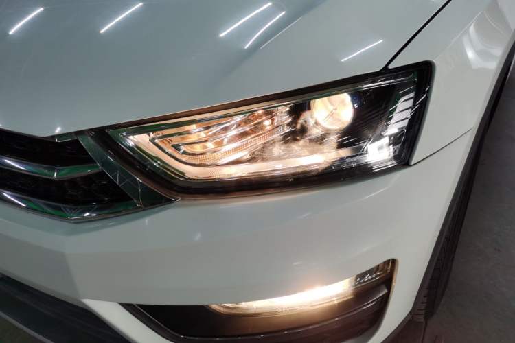 Used Zotye SR7 2016 1.5T CVT Magic Cube Door Edition China V Standard Left Front Headlight