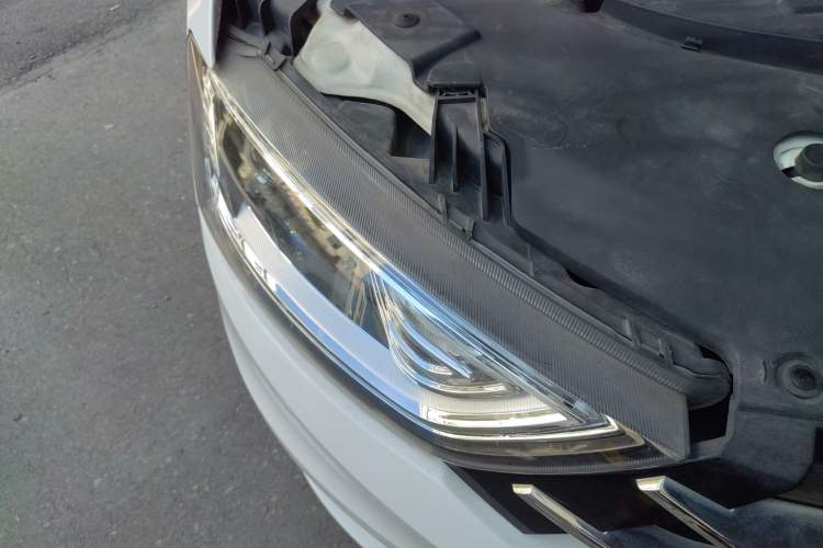 Used Zotye SR7 2016 1.5T Manual Cube Heart Edition China IV Standard Right Front Headlight
