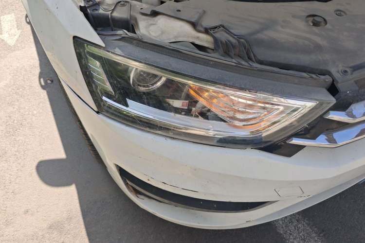 Used Zotye SR7 2016 1.5T CVT Cube Road Edition China IV Standard Right Front Headlight
