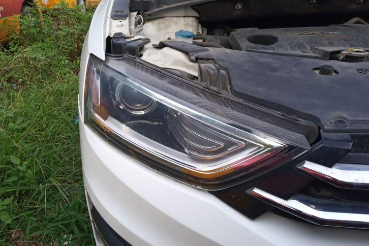 Used Zotye SR7 2016 1.5T CVT Cube Road Edition China IV Standard Right Front Headlight