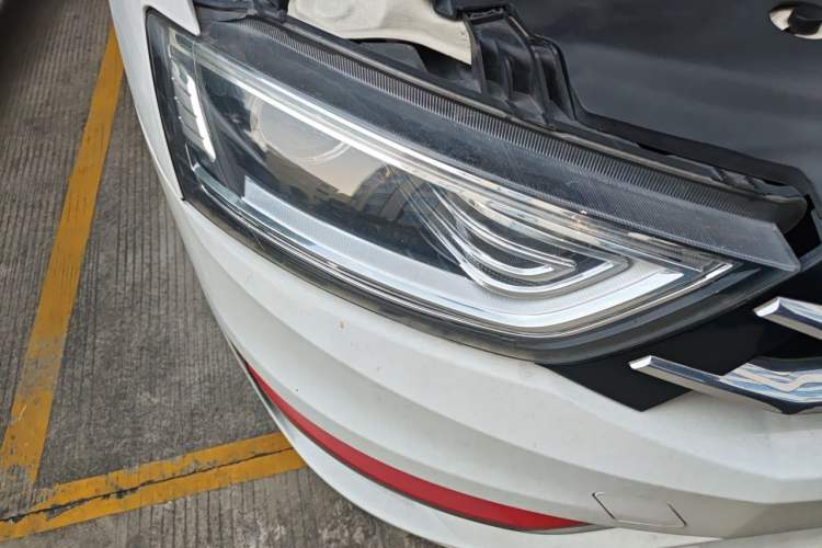 Used Zotye SR7 2016 1.5T CVT Cube Heart Edition China V Standard Right Front Headlight