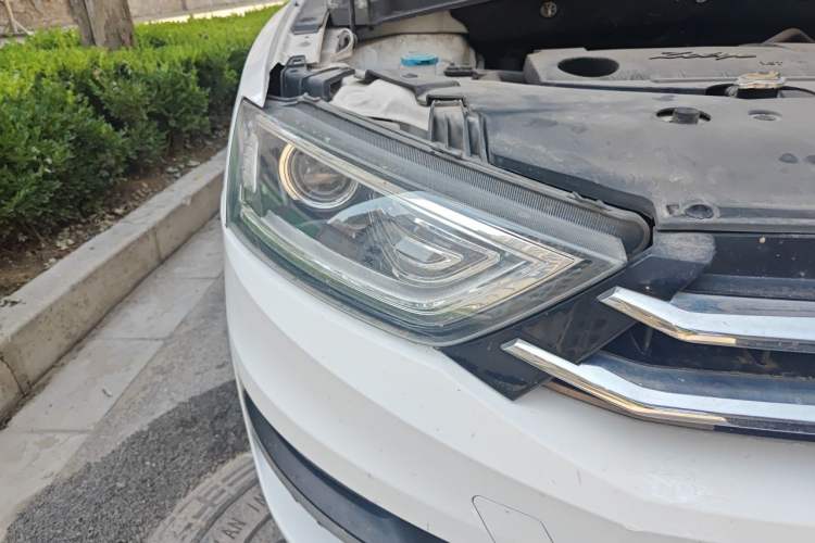 Used Zotye SR7 2016 1.5T CVT Cube Road Edition China IV Standard Right Front Headlight