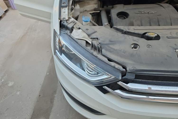 Used Zotye SR7 2016 1.5T Manual Cube Heart Edition China IV Standard Right Front Headlight