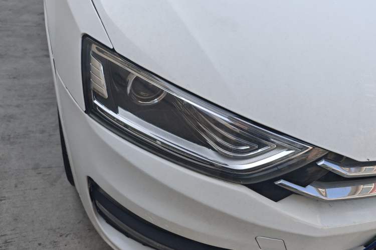 Used Zotye SR7 2016 1.5T CVT Cube Heart Edition China V Standard Right Front Headlight