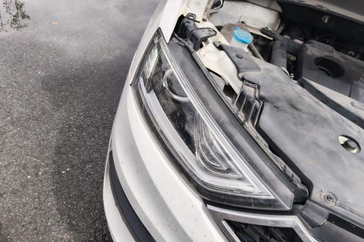 Used Zotye SR7 2016 1.5T CVT Cube Heart Edition China V Standard Right Front Headlight