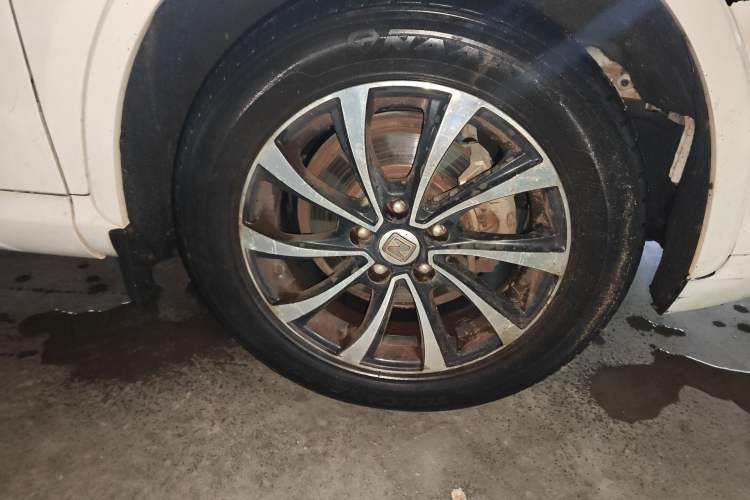 Used Zotye SR7 2016 1.5T Manual Cube Heart Edition China V Standard Right Front Wheel Hub
