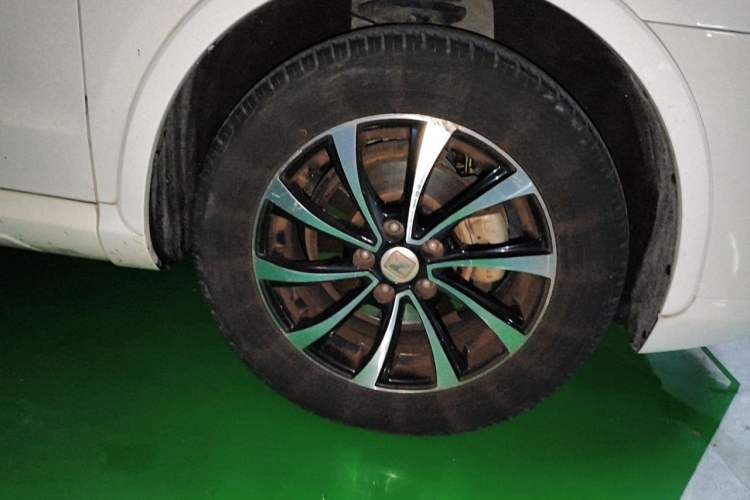 Used Zotye SR7 2016 1.5T CVT Cube Heart Edition China V Standard Right Front Wheel Hub