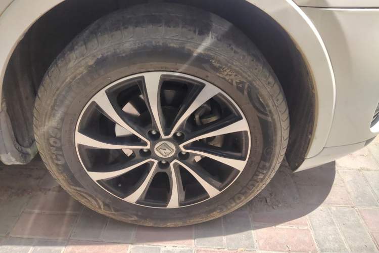 Used Zotye SR7 2016 1.5T Manual Cube Heart Edition China V Standard Right Front Wheel Hub