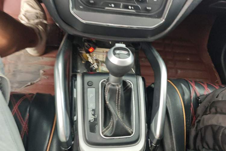 Used Zotye SR7 2017 1.5T CVT Cube Road Edition Gear Lever