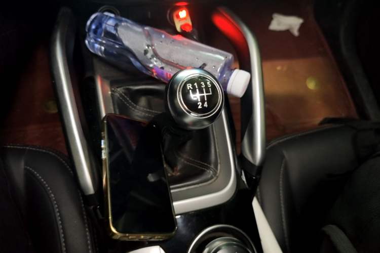 Used Zotye SR7 2017 1.5T Manual Cube Road Edition Gear Lever