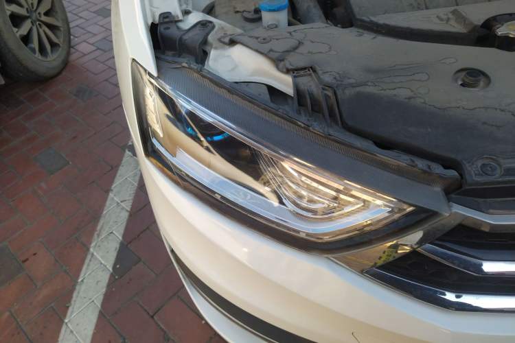 Used Zotye SR7 2017 1.5T CVT Cube Dream Edition Right Front Headlight