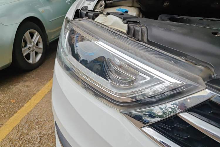 Used Zotye SR7 2017 1.5T CVT Cube Heart Edition Right Front Headlight