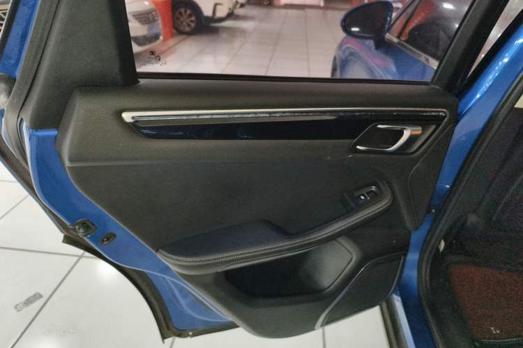 Used Zotye SR9 2017 2.0T Automatic Ultimate Dream Edition Interior 8