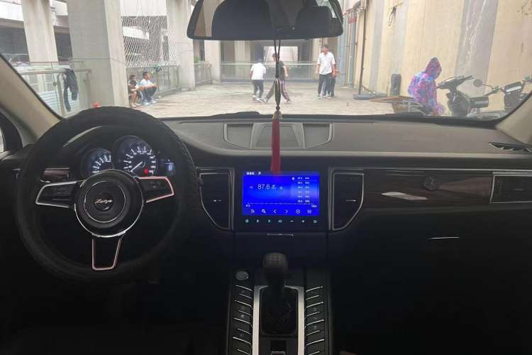 Used Zotye SR9 2017 2.0T Manual "Ultimate Road" Edition Interior 1