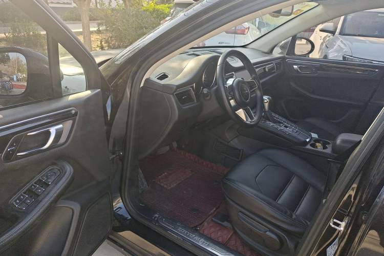 Used Zotye SR9 2017 2.0T Automatic Ultimate Light Edition Interior 2